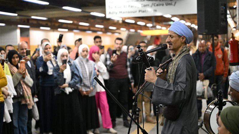 عرض للسيرة الهلالية لركاب المترو لدمج الفنون في الحياة اليومية 

