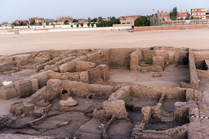 الكشف عن مدينة سكنية من القرن 18 وجبانة قبطية أسفلها بموقع شيخ العرب همام بقنا

