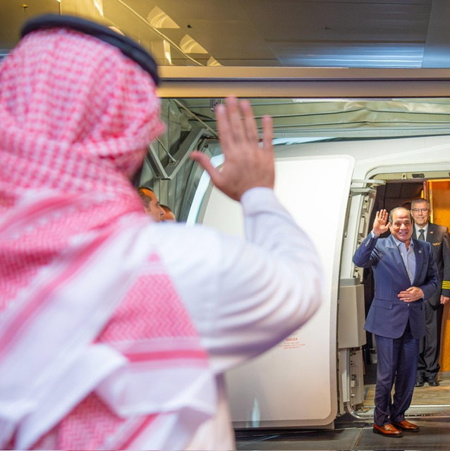 الرئيس السيسي يغادر جدة وولي العهد في مقدمة مودعيه