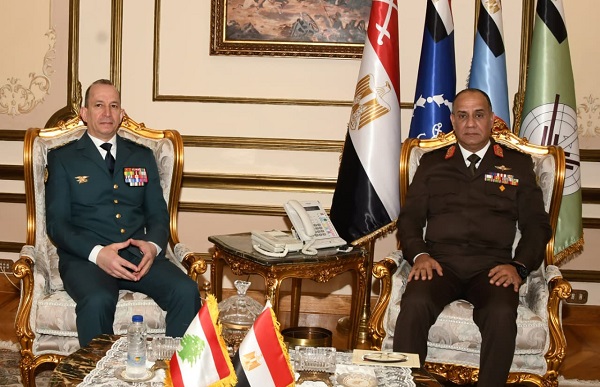 وزير الدفاع يناقش مع قائد الجيش اللبناني سبل تعزيز التعاون العسكري بين البلدين