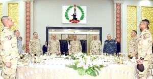 وزير الدفاع يشارك عدد من مقاتلي القوات المسلحة بقيادة الجيش الثاني الميداني تناول وجبة الإفطار