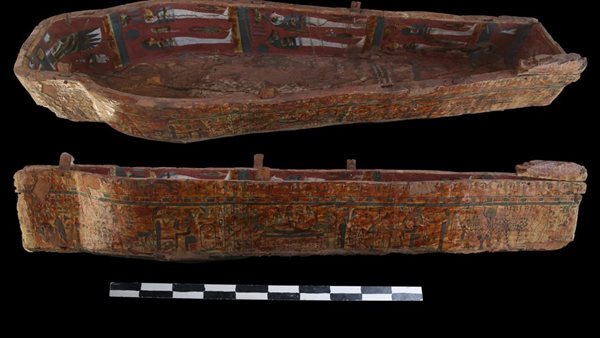 العثور على توابيت ملونة لمنشدي آمون وثماني برديات من عصر الانتقال الثالث بالأقصر

