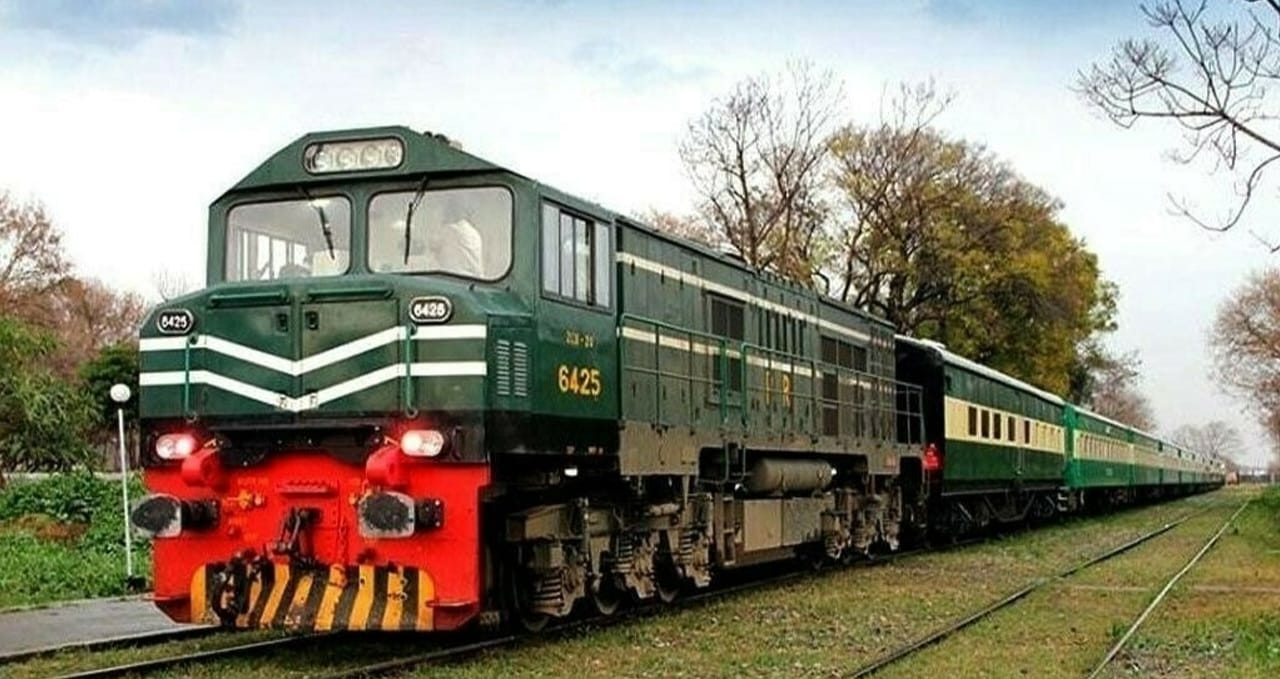 بنغلاديش تتجه لشراء عربات وهياكل شحن من باكستان لتعزيز التعاون الثنائي في قطاع السكك الحديدية