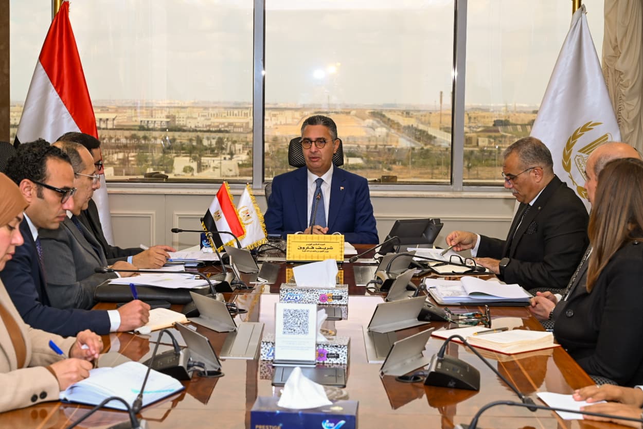 وزير التموين يعقد اجتماعًا موسعًا لمتابعة الاحتياطي الاستراتيجي من السلع والاطمئنان على توافرها بالأسواق

