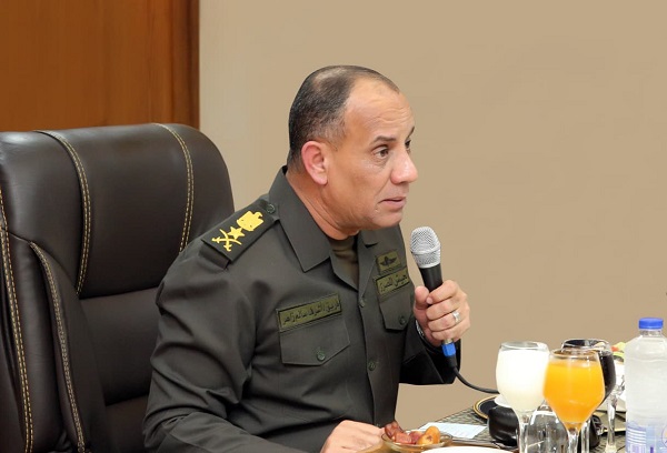 وزير الدفاع يلتقي قادة وحدات الجيشين الثاني والثالث ويستمع لآرائهم واستفساراتهم حول الأحداث الجارية