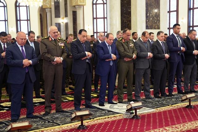 السيسي يؤدي صلاة الجمعة بمسجد المشير طنطاوي تزامنًا مع ذكرى يوم الشهيد 