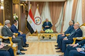 وزير الدولة للإنتاج الحربي يبحث مع 