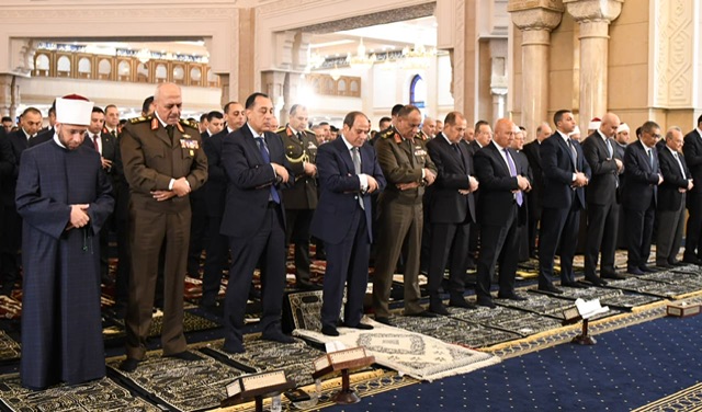 بالصور..السيسي يؤدي صلاة عيد الفطر بالعاصمة الجديدة ويفتتح مونوريل شرق النيل والنهر الأخضر 