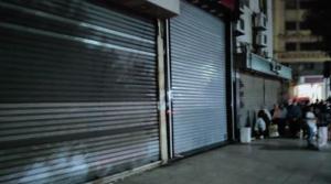 في أول يوم تنفيذ.. تحرير 113 مخالفة لمحلات اخترقت قرار القلق

