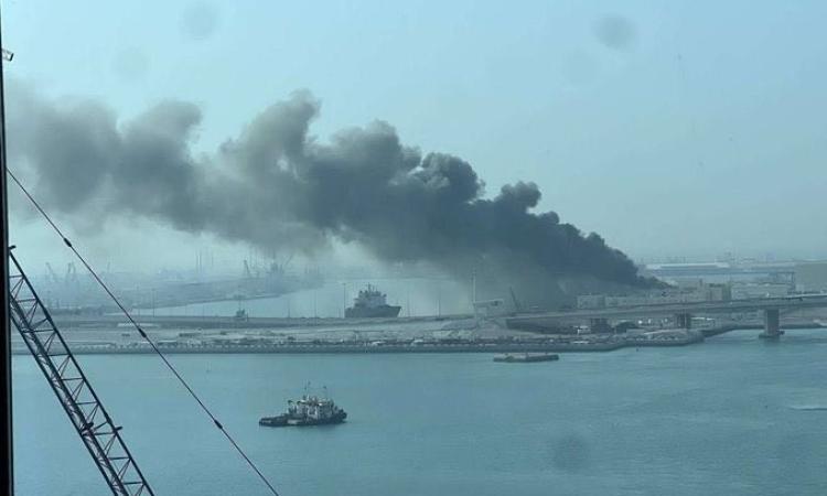 إخماد حريق في ناقلة نفط كويتية تعرضت لهجوم إيراني في مياه دبي
