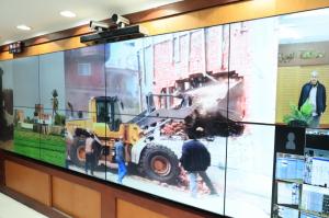 من داخل مركز السيطرة.. محافظ الجيزة يرصد ٤ حالات بناء مخالف بأبو النمرس ويوجّه بإزالتها الفورية والتحقيق مع المقصرين

