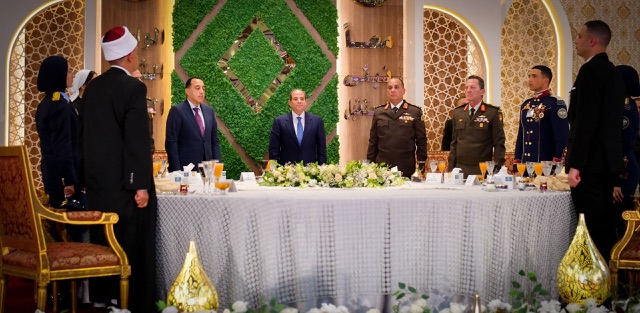 الرئيس السيسي يوجه بدراسة إمكانية إحالة المتلاعبين بالأسعار إلى القضاء العسكري