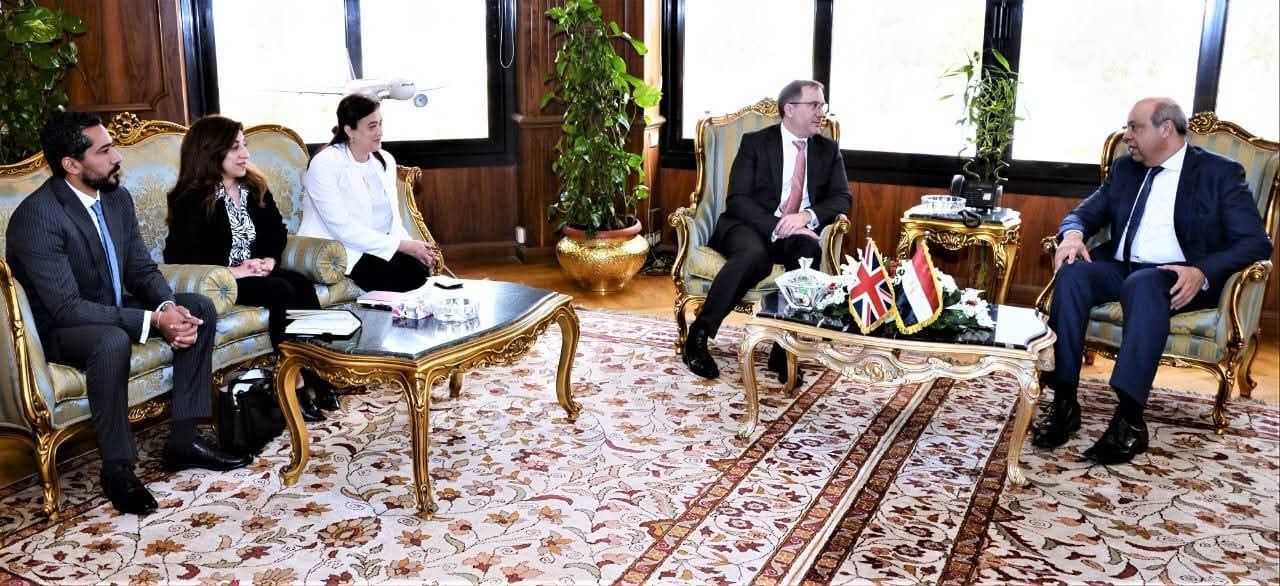 وزير الطيران يستقبل السفير البريطاني بالقاهرة لتعزيز أطر التعاون المشترك في مجال النقل الجوي

