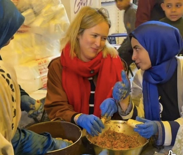 بالصور.. فريق السفارة الألمانية يشارك أهالي المطرية إفطارهم الرمضاني