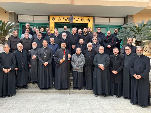 كهنة الإيبارشية البطريركية يهنئون بطريرك الكاثوليك بمرور 13 عامًا على تنصيبه