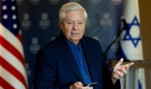 سيناتور أميركي يضغط على السعودية للانضمام الى الحرب ضد إيران ويهددها بعواقب!