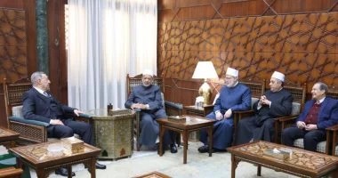 شيخ الأزهر يستقبل رئيس المحكمة الدستورية العليا