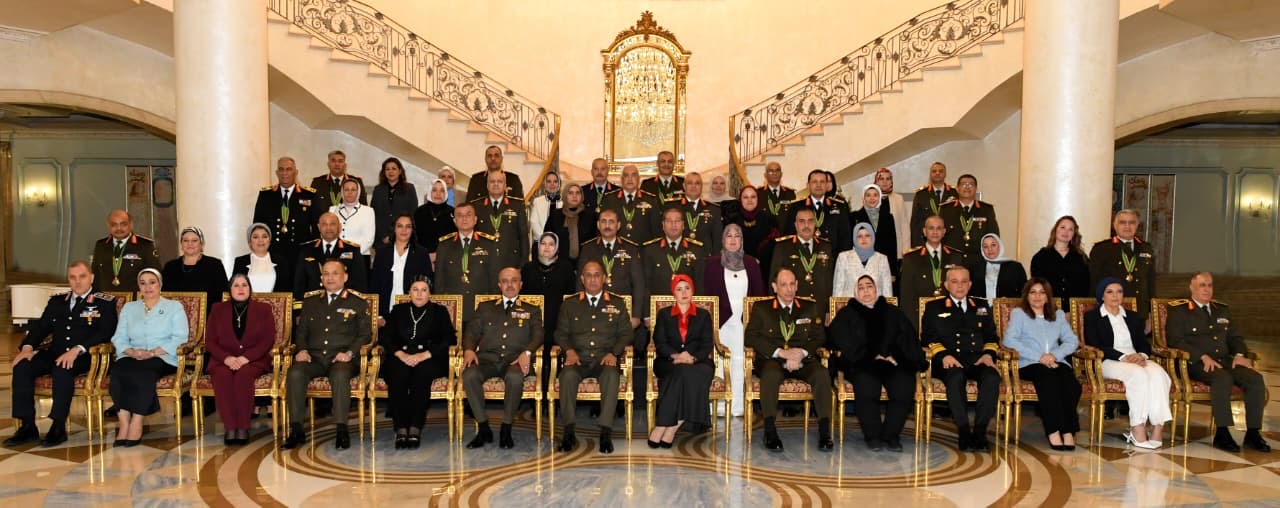 وزير الدفاع يكرم القادة الذين أوفوا العطاء ويقلدهم وسام الجمهورية من الطبقة الثانية