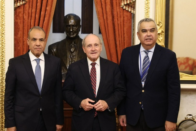 وزير الخارجية يلتقي رئيس لجنة العلاقات الخارجية بمجلس الشيوخ الأمريكي
