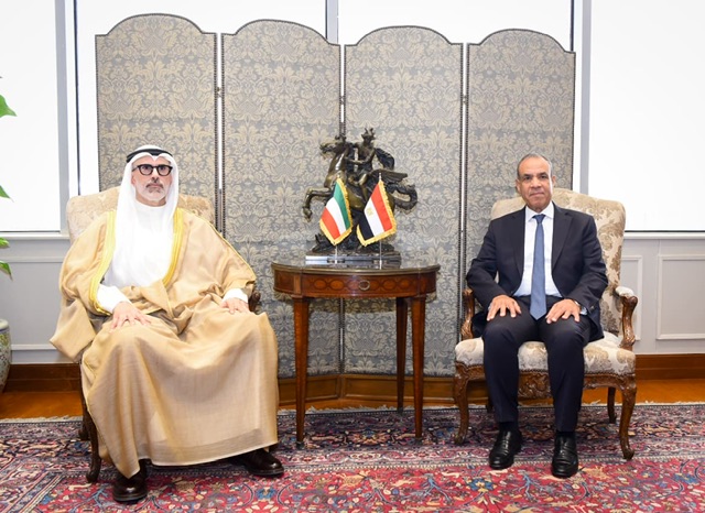 وزيرا خارجية مصر والكويت يعقدان مشاورات سياسية في القاهرة ويؤكدان عمق العلاقات الأخوية بين البلدين