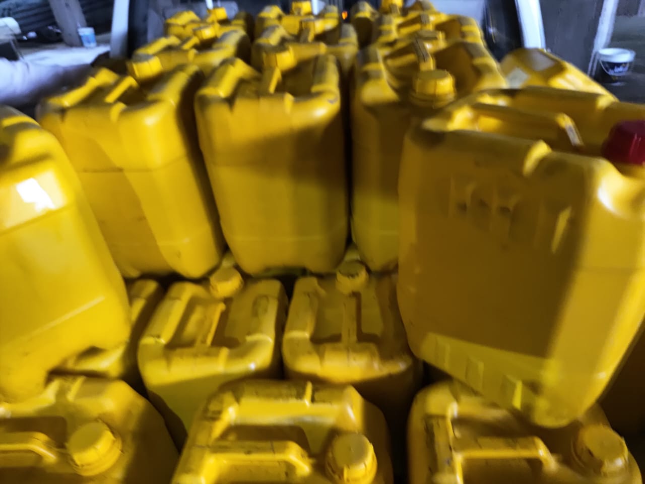  ضبط طن زيوت طعام مجهول المصدر داخل إحدى سيارات النقل بالأقصر 

