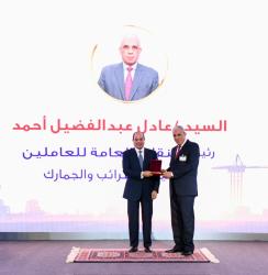 الرئيس السيسي لعمال مصر: إنكم سواعد الأمة ودعائم تنميتها منذ فجر التاريخ