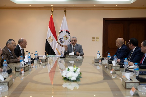 وزير الإنتاج الحربي يبحث مع 