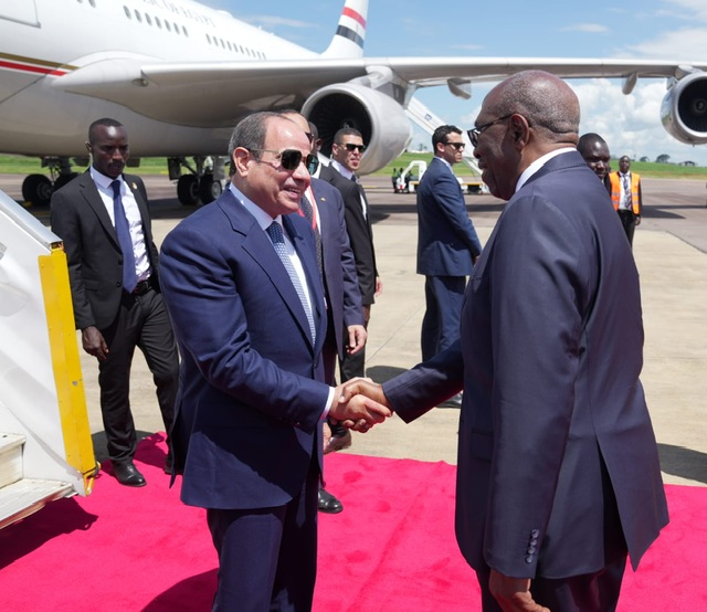 السيسي يعود إلي أرض الوطن  بعد مشاركته في أعمال قمة أفريقيا - فرنسا.