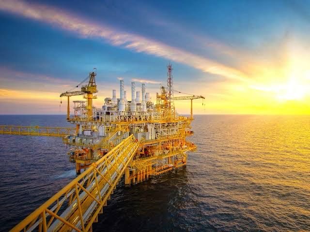 بسبب حصار مضيق هرمز.. النفط يقفز لـ 120 دولاراً وأرباح توتال إنرجي تحلق بزيادة 51%