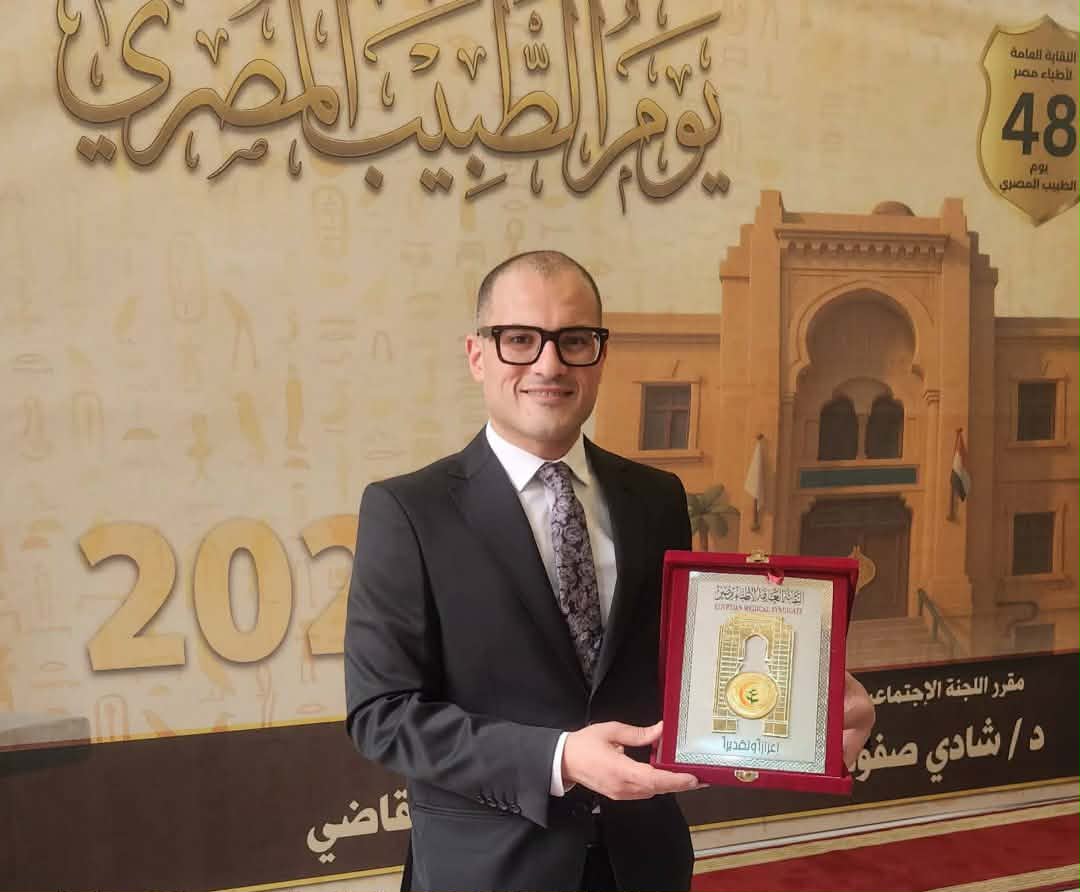 تكريم مدير مستشفى أم المصريين من نقابة الأطباء.. والدكتور محمد جمال: النجاح وراءه فريق لا ينام