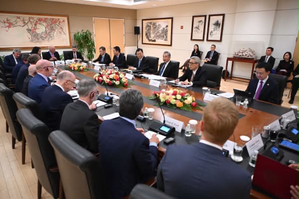 وانغ يي: العلاقات الصينية الأمريكية مفتاح استقرار العالم.. وبكين وواشنطن مطالبتان باحتواء الخلافات