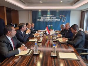 وزير الخارجية يبحث مع نظيره الجزائري التعاون الثنائي والتطورات الإقليمية