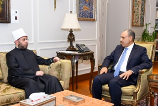 وزيرا الخارجية والأوقاف يبحثان تعزيز التنسيق لنشر الخطاب الديني المستنير ودعم الدور المصري في مواجهة التطرف عالميا