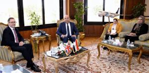 وزير الطيران يبحث مع السفير البريطاني تعزيز الشراكة الاستراتيجية والتعاون الثنائي في مجال الطيران

