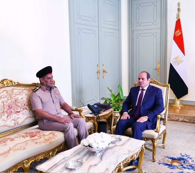 الرئيس السيسي يستقبل القائد العام للقوات المسلحة وزير الدفاع والإنتاج الحربي