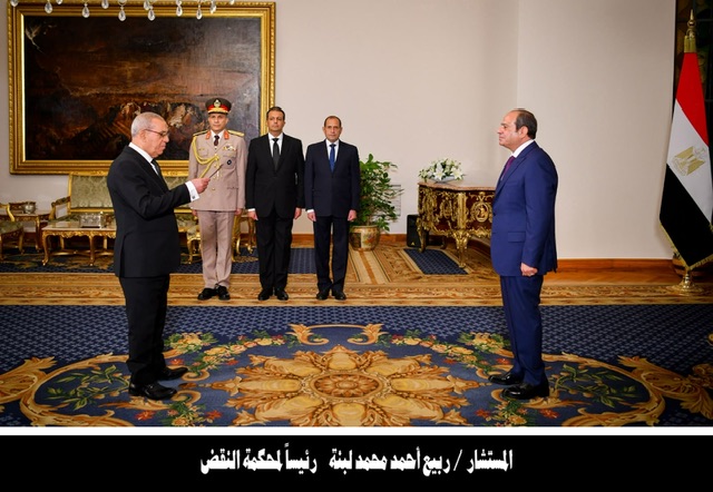 الرئيس السيسي يمنح وسام الجمهورية لقيادات قضائية سابقة ويستقبل رؤساء الهيئات الجدد