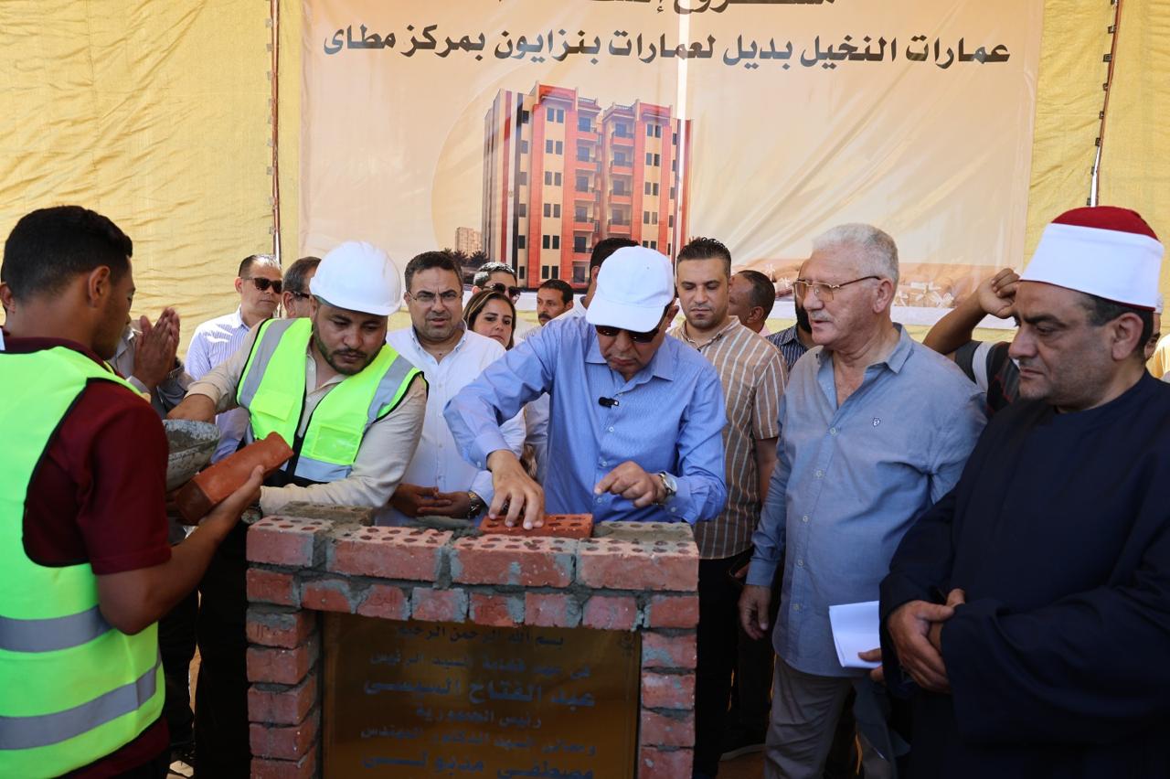 بديلًا لمساكن إيواء بنزايون.. محافظ المنيا يضع حجر أساس مشروع “عمارات النخيل” بمدينة مطاي