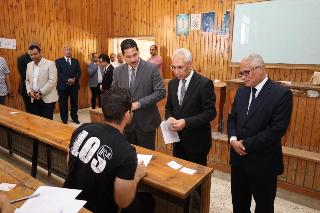 رئيس جامعة المنيا يتفقد أعمال الامتحانات بكلية الهندسة