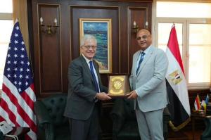 القائم بالأعمال الأمريكي يزور الإسكندرية ويشيد بمكانتها الاقتصادية ودورها المتنامي في قطاع الطاقة