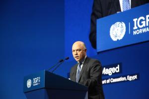 المستشار عادل ماجد: التنظيم القانوني للذكاء الاصطناعي ضرورة للأمن القومي وحماية للسيادة الرقمية