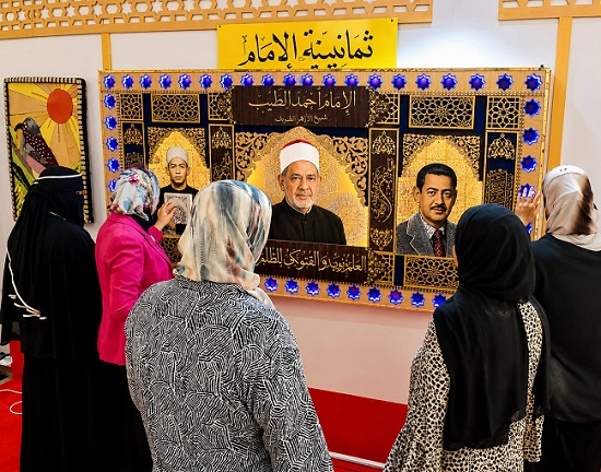 «ثمانينية الإمام».. جدارية الأزهر بعد اكتمالها تتحول إلى أيقونة بصرية تجذب زوار معرض مكتبة الإسكندرية