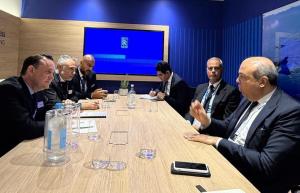 وزير الطيران يبحث مع مسؤولي «رولز-رويس» سبل دعم تحديث أسطول الناقل الوطنى 