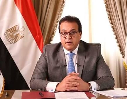 وزير الصحة يترأس غرفة الأزمات.. ويوجه باستمرار رفع درجة الاستعداد بالمستشفيات لمدة 48 ساعة