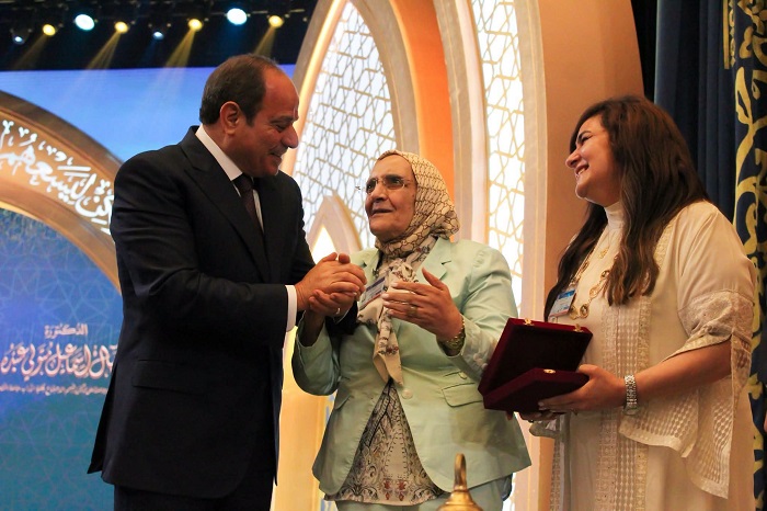الرئيس يكرم 7 شخصيات بينهم الدكتورة آمال إسماعيل متولي عبده كنموذج ملهم