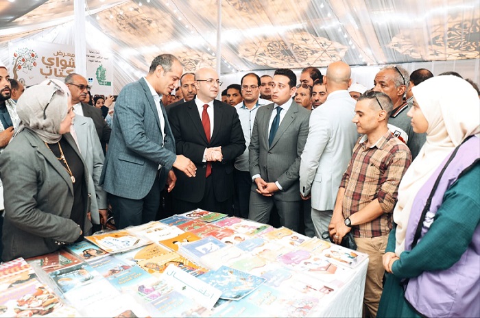 محافظ الفيوم والمفوض بتسيير أعمال هيئة الكتاب يفتتحان الدورة الأولى لمعرض كتاب أبشواي