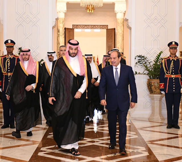 الرئيس السيسي يودّع ولي العهد السعودي بمطار القاهرة عقب زيارة عمل إلى مصر