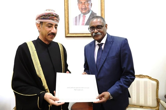 السفير الرحبي يقدم نسخة من أوراق اعتماده سفيرًا فوق العادة ومفوضًا غير مقيم لدى أنجولا