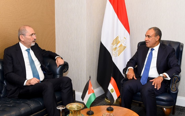 وزير الخارجية ونظيره الأردني يبحثان تعزيز العلاقات الثنائية والتطورات الإقليمية