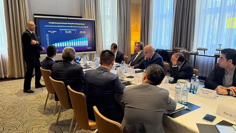 شمروخ يبحث مع قيادات هواوي في فيينا تعزيز التعاون في تطوير البنية التحتية الرقمية والذكاء الاصطناعي والأمن السيبراني
