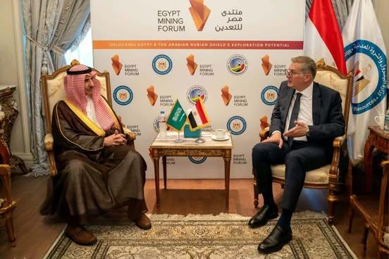 وزير البترول والثروة المعدنية يبحث مع نائب وزير الصناعة السعودي تعزيز التعاون في التدريب وتبادل الخبرات